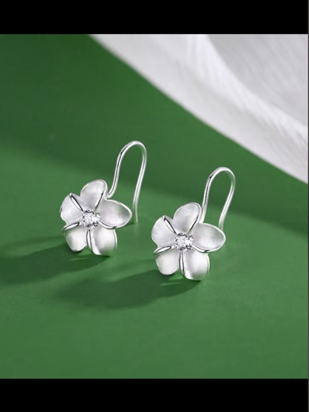 Women’s Boutique Silver Plated Flower & Center Rhinestone Fishhook Earrings.